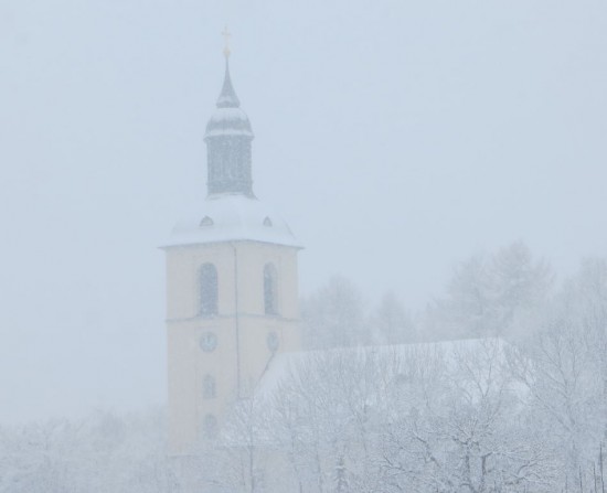 Evangelische Kirche im Schnee an Gründonnerstag 2015