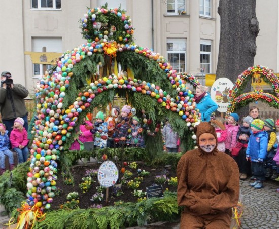 Osterbrunnen und Osterhase beim Osterbrunnenfest 2015 