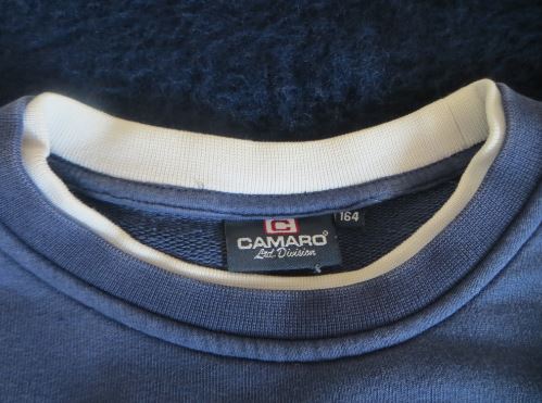 Der Kragen und die Größenbezeichnung des Pullovers der Marke Camaro