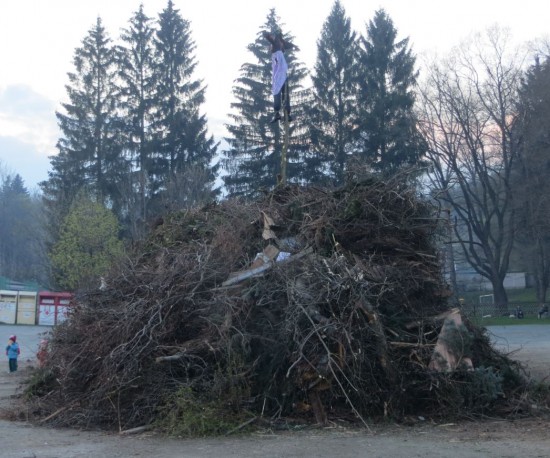 Der Hexenfeuer Haufen mit Getrüpp Holz und Ästen 