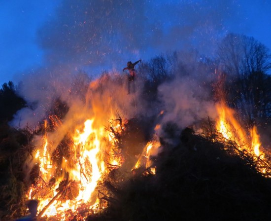 Das Hexenfeuer brennt.