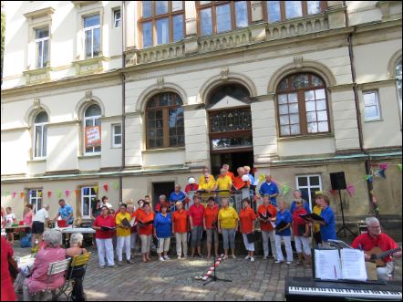 Der Stadtchor Thalheim beim Sommerfest in der Neukirchner Villa